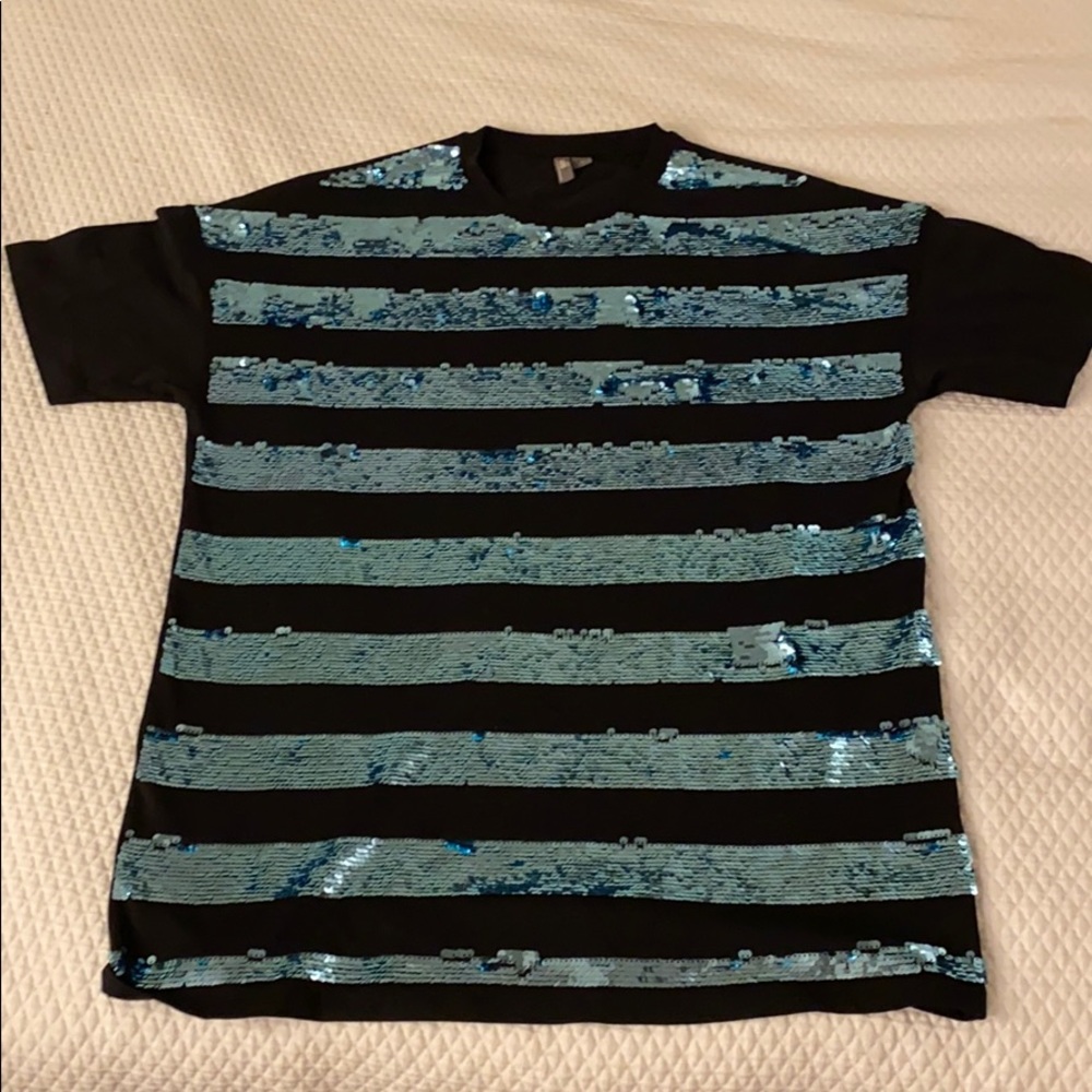 Men’s medium blue sequin tee